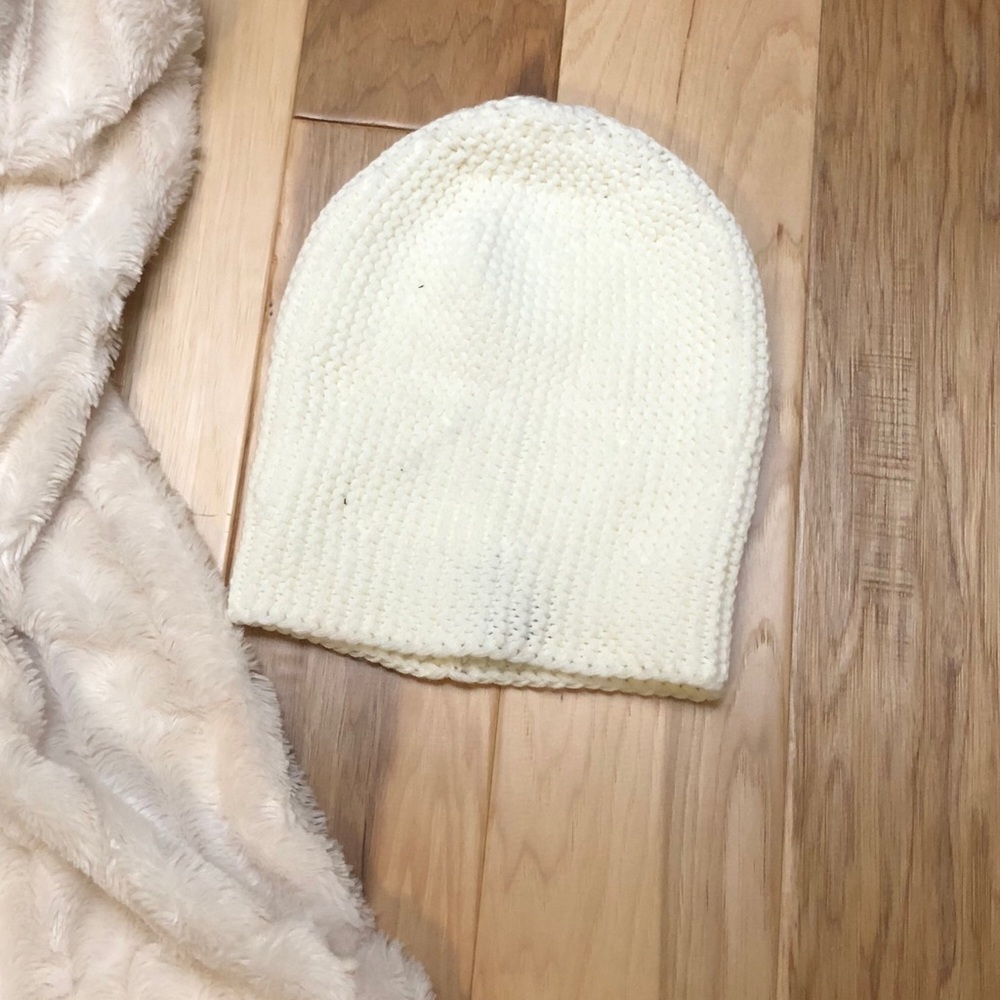 White knit beanie❄️💕